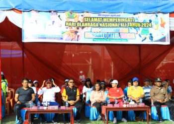 Polres Samosir dan Bhayangkari Cabang Samosir turut berpartisipasi dalam Upacara Peringatan Hari Olahraga Nasional (Haornas) Ke-41 Tahun 2024 yang digelar di Tanah Lapang Pangururan, Kecamatan Pangururan. Acara yang dimulai sekitar pukul 08.30 WIB ini dipimpin langsung oleh PLT Bupati Samosir, Drs. Martua Sitanggang, M.M.
