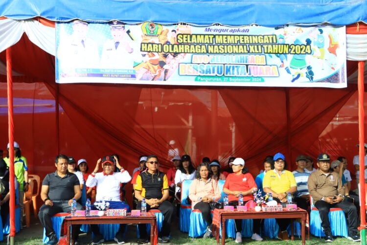 Polres Samosir dan Bhayangkari Cabang Samosir turut berpartisipasi dalam Upacara Peringatan Hari Olahraga Nasional (Haornas) Ke-41 Tahun 2024 yang digelar di Tanah Lapang Pangururan, Kecamatan Pangururan. Acara yang dimulai sekitar pukul 08.30 WIB ini dipimpin langsung oleh PLT Bupati Samosir, Drs. Martua Sitanggang, M.M.
