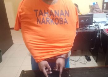 Satuan Reserse Narkoba Polres Samosir berhasil mengamankan HLS (35), seorang pria yang diduga memiliki narkotika jenis sabu di Pelabuhan Desa Sipinggan Lumbansiantar, Kecamatan Nainggolan, Kabupaten Samosir. Dari penangkapan tersebut, polisi menemukan barang bukti berupa satu paket kecil narkotika jenis sabu dengan berat 0,04 gram yang disimpan dalam plastik bening kecil.