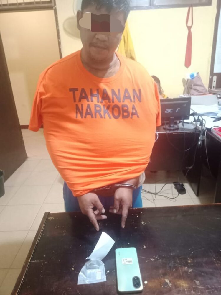 Satuan Reserse Narkoba Polres Samosir berhasil mengamankan HLS (35), seorang pria yang diduga memiliki narkotika jenis sabu di Pelabuhan Desa Sipinggan Lumbansiantar, Kecamatan Nainggolan, Kabupaten Samosir. Dari penangkapan tersebut, polisi menemukan barang bukti berupa satu paket kecil narkotika jenis sabu dengan berat 0,04 gram yang disimpan dalam plastik bening kecil.