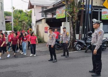 Personel Polsek Wanea memberikan pengamanan yang ketat selama acara ‘Jalan Sehat Bumorik Jadi Berkat’ yang diselenggarakan oleh Gereja GMIM Bukit Moria Rike. Kegiatan ini bertujuan untuk meningkatkan kesadaran masyarakat akan pentingnya kesehatan dan kebersamaan, Jumat (28/9/2024).