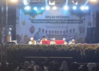 Polsek Tuminting melakukan pengamanan terhadap kegiatan bersholawat yang diselenggarakan oleh TPQ AS-SYAHIRA. Acara ini diadakan dalam rangka memperingati Maulid Nabi Muhammad SAW tahun 2024, bertempat di Kelurahan Mahawu, Lingkungan III, Kecamatan Tuminting, Kota Manado, Kamis (27/9/2024).