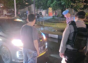 Personel Polresta Manado melaksanakan Kegiatan Rutin Yang Ditingkatkan (KRYD) di berbagai titik strategis di kota Manado pada Jumaat malam (27/9/2024). Kegiatan ini bertujuan untuk meminimalisir potensi gangguan keamanan serta memberikan rasa aman bagi pengguna jalan.
