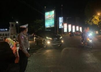 Satuan Lalu Lintas (Sat Lantas) Polresta Manado meluncurkan program inovatif bertajuk “Silau Mata”. Program ini mengedepankan penggunaan lampu biru yang menyala di area keramaian kota, sebagai simbol kehadiran petugas yang siap menjaga keamanan dan ketertiban di malam hari, Jumat (27/9/2024) malam.