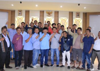 Pengukuhan tim pemenangan Anton-Benny untuk Kecamatan Raya di Auditorium T. Johan Garingging, Siantar, Sabtu (28/9/24).