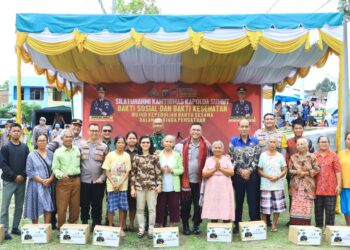Kapolda Sumatera Utara, Irjen Pol. Whisnu Hermawan Februanto, S.IK., M.H., bersama rombongan melakukan kunjungan kerja dalam rangka bakti sosial di Kabupaten Samosir. Bertempat di Desa Ambarita, Kecamatan Simanindo, kunjungan ini berlangsung aman dan lancar, dihadiri oleh berbagai elemen masyarakat, mulai dari tokoh adat hingga tokoh agama setempat.