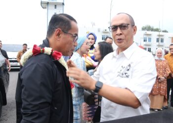 Kapolda Sumatera Selatan yang baru Irjen Andi Rian R Djajadi SIK MH beserta istri Nyonya Dewwy Andi Rian mendarat di bandara Sultan Mahmud Badaruddin II Palembang disambut pengalungan bunga oleh Waka BSSN RI yang juga mantan Kapolda Sumsel, Komjen A Rachmad Wibowo beserta istri, Panglima Kodam II Sriwijaya Mayjen TNI Naudi Nurdika dan segenap unsur Forkopimda Plus Provinsi Sumsel, Wakapolda Brigjen M Zulkarnain, Pejabat Utama Polda dan istri serta Kapolres jajaran Polda Sumsel dan istri, pada Minggu sore (29/9/2024).