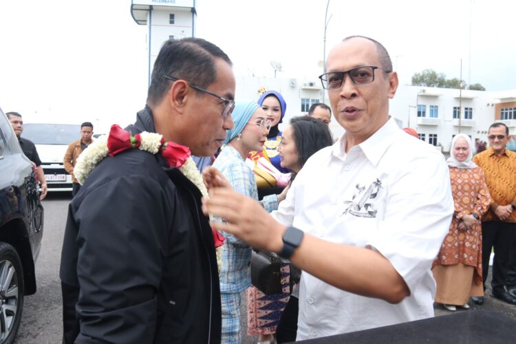 Kapolda Sumatera Selatan yang baru Irjen Andi Rian R Djajadi SIK MH beserta istri Nyonya Dewwy Andi Rian mendarat di bandara Sultan Mahmud Badaruddin II Palembang disambut pengalungan bunga oleh Waka BSSN RI yang juga mantan Kapolda Sumsel, Komjen A Rachmad Wibowo beserta istri, Panglima Kodam II Sriwijaya Mayjen TNI Naudi Nurdika dan segenap unsur Forkopimda Plus Provinsi Sumsel, Wakapolda Brigjen M Zulkarnain, Pejabat Utama Polda dan istri serta Kapolres jajaran Polda Sumsel dan istri, pada Minggu sore (29/9/2024).