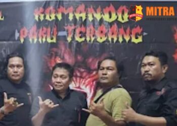 Telah dilaksanakan rapat pertemuan silaturahmi sekaligus pembentukan dan penetapan pengurus Organisasi Kemasyarakatan (Ormas) Komando Paku Terbang Siluman Community di Jl. Skarda 3, Minggu Malam 29/9/24). Pertemuan tersebut dihadiri oleh pendiri komunitas, Anto Mappako'e serta perwakilan dari wilayah Kota Makassar, Gowa, dan Maros.