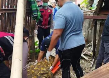 Personel Polres Gowa yang dipimpin oleh Kanit SPKT IPDA Asmil bersama Tim Inafis Polres Gowa segera mendatangi lokasi penemuan mayat pada Minggu pagi (29/09/2024), sekitar pukul 08.00 Wita, di Jalan Baso Dg Erang, kompleks Dinas Pertanian, Kelurahan Sungguminasa, Kecamatan Somba Opu, Kabupaten Gowa, Senin (30/09/2024).