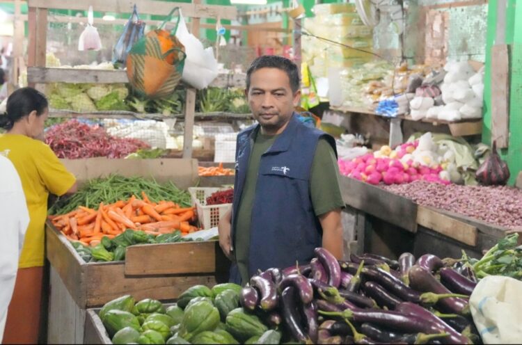 Pastikan ketersediaan dan harga kebutuhan pokok, Pj Wali Kota Sabang Andri Nourman melakukan sidak ke pasar tradisional, Sabtu (7/9/24).