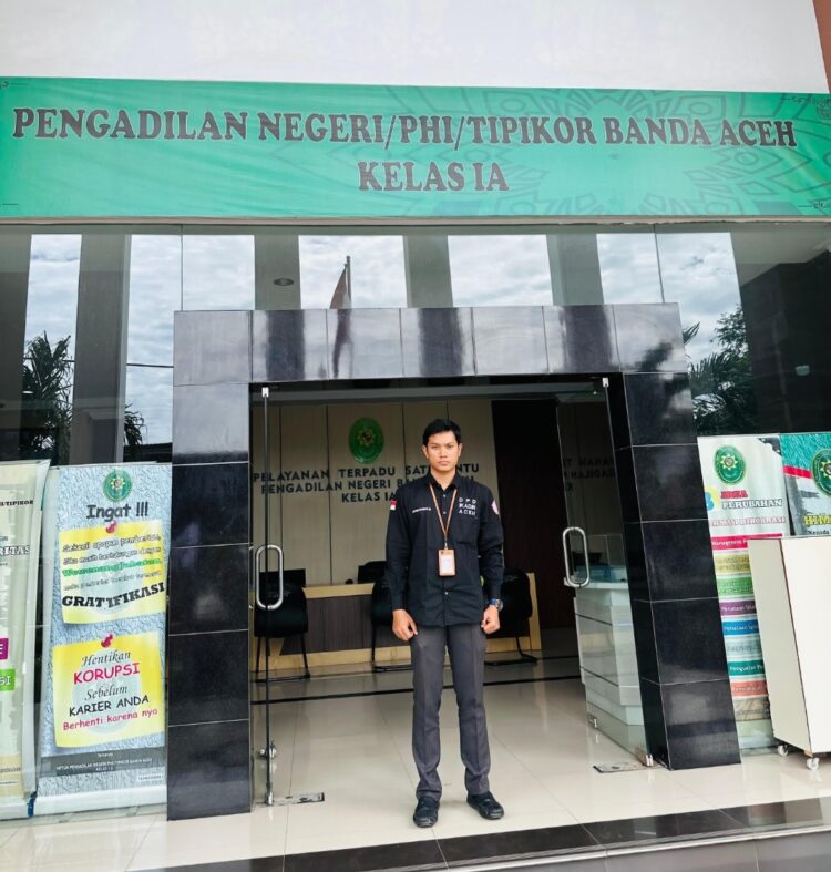Mitra Ate Fulawan dan Sabrina, dua Paralegal pada Yayasan Advokasi Rakyat Aceh (YARA) mengajukan permohonan Praperadilan ke Pengadilan Negeri (PN) Banda Aceh.