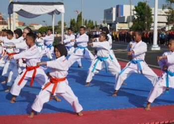 Atraksi Bela Diri Karate dari para pelajar berprestasi jenjang SD, SMP, SMA/K meriahkan upacara peringatan Hari Olahraga Nasional (Haornas) ke-41 tahun 2024 yang berlangsung di Jalan Pancasila Kota Tegal, Senin (9/9/2024) pagi.