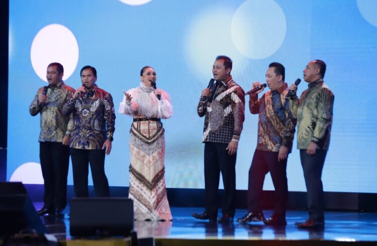 Panglima TNI Jenderal Agus Subiyanto, Kapolri Jenderal Polisi Drs. Listyo Sigit Prabowo, KSAD Jenderal TNI Maruli Simanjuntak, KSAU Tonny Harjono, dan KSAL Muhammad Ali nampak menyumbang dua lagu dalam puncak perayaan Hari Ulang Tahun (HUT) KompasTV ke-13.