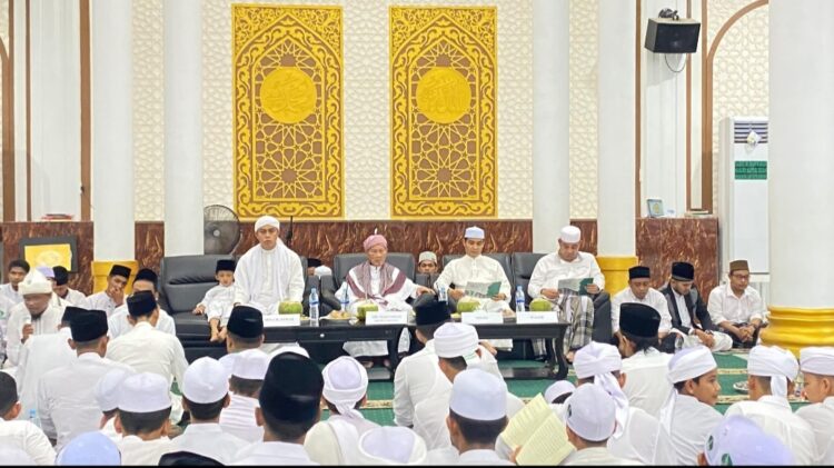 Keluarga Besar LPI Dayah Darul Munawwarah Gampong Kuta Krueng, Kecamatan. Bandar Dua, Kabupaten Pidie Jaya. Gelar Zikir bersama yang dilaksanakan di ruangan Masjid Syaikhuna Abu Kuta Krueng. Minggu (15/09/2024).
