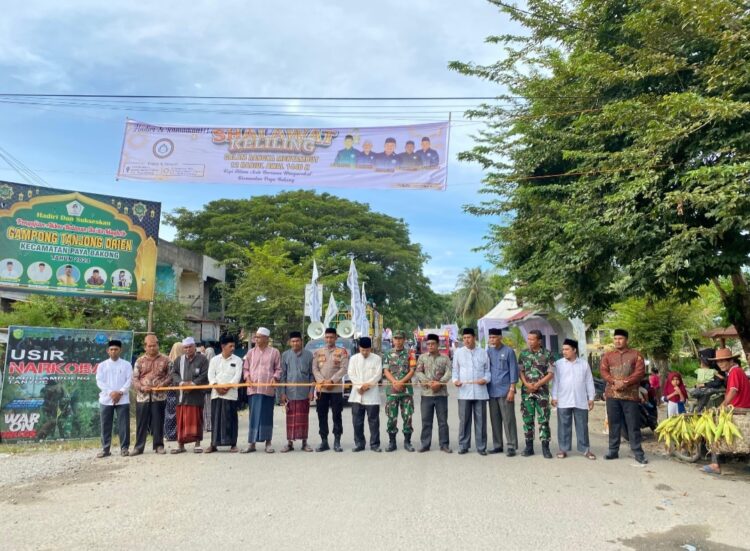 Komunitas Pecinta Islam dan Himpunan Thalabah Muda (KOPI HITAM ACEH) Kabupaten Aceh Utara, menggelar kegiatan Sholawat keliling dalam momentum menyambut 12 Rabiul awal, hari kelahiran sang baginda. Kegiatan ini berlangsung Sabtu pagi, dipusatkan di depan kantor Muspika Paya Bakong, Sabtu,14/09/2024 M (10 Rabiul Awwal 1446 H).