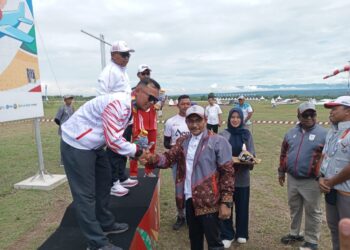 Anggota DPD RI asal Aceh H Sudirman, SE, alias Haji Uma turut menghadiri Upacara Penghormatan Pemenang (UPP) cabor terbang layang PON XXI Aceh - Sumut, dan berkenan mengalungkan medali kepada para pemenang, Senin, 16 September 2024.