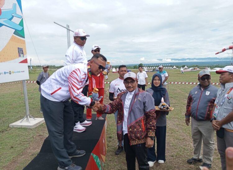 Anggota DPD RI asal Aceh H Sudirman, SE, alias Haji Uma turut menghadiri Upacara Penghormatan Pemenang (UPP) cabor terbang layang PON XXI Aceh - Sumut, dan berkenan mengalungkan medali kepada para pemenang, Senin, 16 September 2024.
