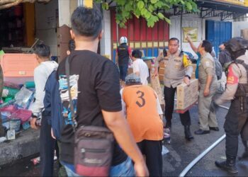 Kapolres Purbalingga AKBP Rosyid Hartanto mendatangi lokasi kebakaran, Rabu (18/9/2024) sore. Kebakaran menimpa sebuah toko perlengkapan rumah di Jalan DI Panjaitan Purbalingga. Kapolres Purbalingga dengan sigap membantu evakuasi barang-barang isi toko yang masih dapat diselamatkan. Evakuasi tersebut dilakukan bersama dengan karyawan toko dan sejumlah warga sekitar lokasi kejadian.