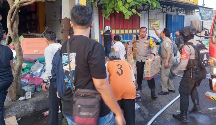 Kapolres Purbalingga AKBP Rosyid Hartanto mendatangi lokasi kebakaran, Rabu (18/9/2024) sore. Kebakaran menimpa sebuah toko perlengkapan rumah di Jalan DI Panjaitan Purbalingga. Kapolres Purbalingga dengan sigap membantu evakuasi barang-barang isi toko yang masih dapat diselamatkan. Evakuasi tersebut dilakukan bersama dengan karyawan toko dan sejumlah warga sekitar lokasi kejadian.