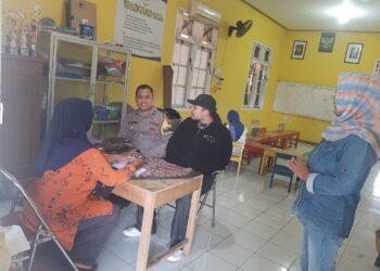 Kamis (19/9/24), Aipda M. Ali Imron, S.H., mendatangi Gibran yang tinggal di Jalan Perintis Kemerdekaan, Kelurahan Purwokerto Kulon, Kecamatan Purwokerto Selatan. Anggota Bhabinkamtibmas tersebut memberikan motivasi kepada Gibran anak yang putus sekolah untuk mendapatkan pendidikan kembali.