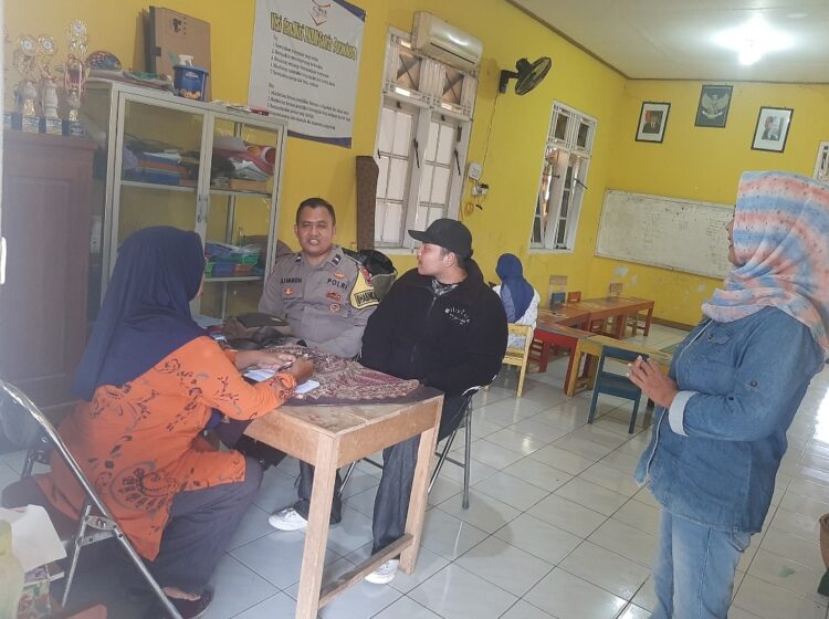 Kamis (19/9/24), Aipda M. Ali Imron, S.H., mendatangi Gibran yang tinggal di Jalan Perintis Kemerdekaan, Kelurahan Purwokerto Kulon, Kecamatan Purwokerto Selatan. Anggota Bhabinkamtibmas tersebut memberikan motivasi kepada Gibran anak yang putus sekolah untuk mendapatkan pendidikan kembali.