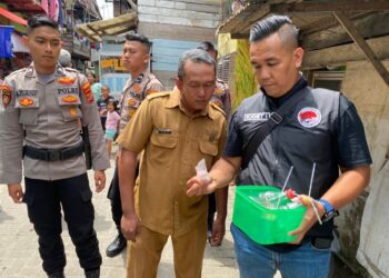 BARANG BUKTI: Satres Narkoba Polrestabes Medan mengamankan sejumlah barang bukti sabu saat melakukan penggerebekan di satu warung kawasan Kampung Badur Kelurahan Hamdan, Kecamatan Medan Maimun, Sabtu (21/09/2024).(Foto Dok/Polrestabes)