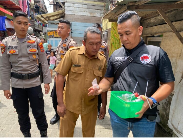 BARANG BUKTI: Satres Narkoba Polrestabes Medan mengamankan sejumlah barang bukti sabu saat melakukan penggerebekan di satu warung kawasan Kampung Badur Kelurahan Hamdan, Kecamatan Medan Maimun, Sabtu (21/09/2024).(Foto Dok/Polrestabes)