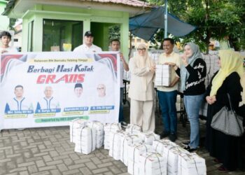 Relawan Barisan Nusantara (BN) Bersatu Tebingtinggi bersama Pasangan Calon (Paslon) Wali Kota dan Wakil Walikota Nomor Urut 2 Basyaruddin Nasution – Erlis Afriyanti menggelar bakti sosial dengan membagikan tiga ribu nasi kota secara gratis di Jalan Sutomo, Selasa (24/9/2024)
