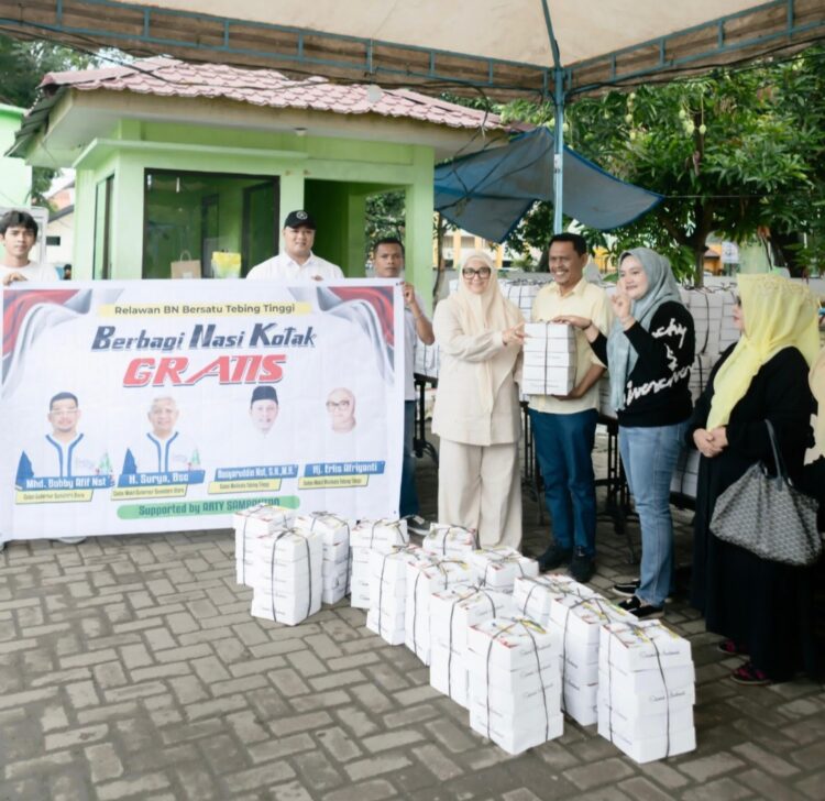 Relawan Barisan Nusantara (BN) Bersatu Tebingtinggi bersama Pasangan Calon (Paslon) Wali Kota dan Wakil Walikota Nomor Urut 2 Basyaruddin Nasution – Erlis Afriyanti menggelar bakti sosial dengan membagikan tiga ribu nasi kota secara gratis di Jalan Sutomo, Selasa (24/9/2024)