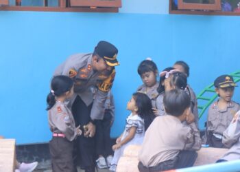 Kapolres Purbalingga AKBP Rosyid Hartanto melaksanakan kunjungan ke TK Kemala Bhayangkari 16 PurbaIingga. Kunjungan dilakukan bersama Ketua Bhayangkari Cabang Purbalingga dan sejumlah pejabat utama polres, Rabu (25/9/2024).