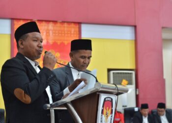 Pasangan calon bupati dan wakil bupati Aceh Timur nomor urut 1, H. Sulaiman (Tole) dan Abdul Hamid (Apong) memaparkan visi dan misi dalam Sidang Paripurna di Gedung Dewan Perwakilan Rakyat Kabupaten (DPRK) setempat, Rabu (25/9/2024).