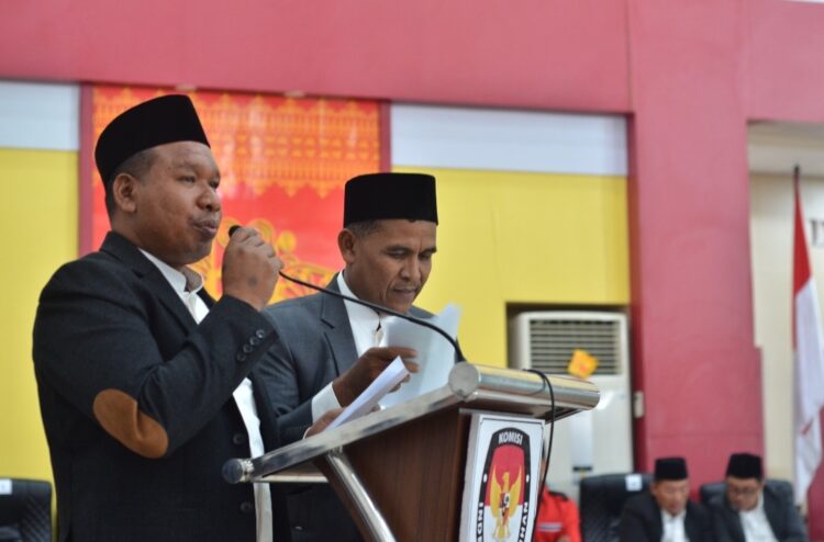 Pasangan calon bupati dan wakil bupati Aceh Timur nomor urut 1, H. Sulaiman (Tole) dan Abdul Hamid (Apong) memaparkan visi dan misi dalam Sidang Paripurna di Gedung Dewan Perwakilan Rakyat Kabupaten (DPRK) setempat, Rabu (25/9/2024).