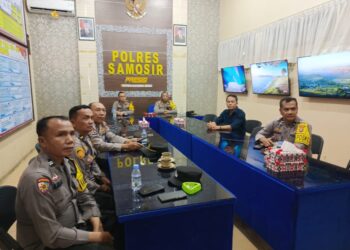 Polres Samosir bersama Polsek Jajaran menggelar sejumlah kegiatan pengamanan yang dimulai dengan Apel Siaga pada pukul 08.00 WIB. Apel ini dipimpin oleh PS Kabag OPS Polres Samosir AKP Tito Juardi dan Kapolsek di masing-masing wilayah hukum. Minggu. (20/10/2024)