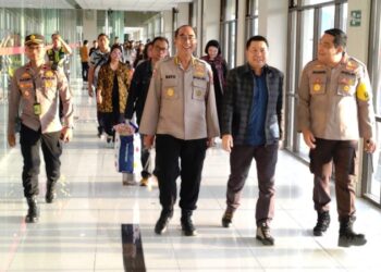 Kapolresta Manado, Kombes Pol Julianto Sirait, bersama Wakapolda Sulawesi Utara, hadir untuk menyambut kedatangan Kapolda Sulut yang baru, Irjen Pol Roycke Harry Langie, Minggu (29/9/2024).