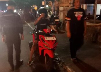 Di berbagai titik strategis, anggota kepolisian dikerahkan untuk meminimalisir potensi gangguan keamanan, memberikan rasa aman bagi seluruh pengguna jalan, dan menjaga ketertiban masyarakat, Minggu (29/9/2024) malam.