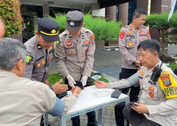 Satgas Banops Polresta Manado melakukan pengecekan kesehatan di Mako Polresta Manado. Kegiatan ini bertujuan untuk memastikan bahwa seluruh anggota dalam kondisi prima dan siap menghadapi tantangan dalam menjaga keamanan dan ketertiban masyarakat, Senin (30/9/2024).