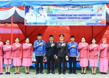 Kapolres Samosir, AKBP Yogie Hardiman, S.H., S.I.K., M.H., bertindak sebagai Inspektur Upacara dalam peringatan Hari Kesaktian Pancasila tahun 2024 yang dilaksanakan di tanah lapang Pangururan, Kecamatan Pangururan, Kabupaten Samosir pada Selasa (01/10/2024).
