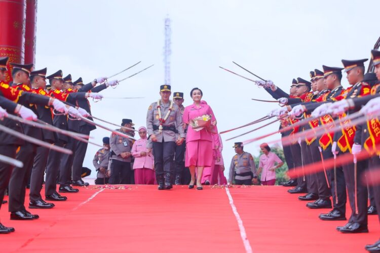 Upacara Pedang Pora Pelepasan Komjen A Rachmad Wibowo di Polda Sumsel