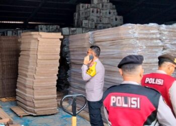 CEK: Kabag Ops Polres Belawan melakukan pengecekan pengaman Gudang KPU  Kota Medan di Medan Deli, Selasa (1/10/2024).(Foto Dok/Polres Belawan)