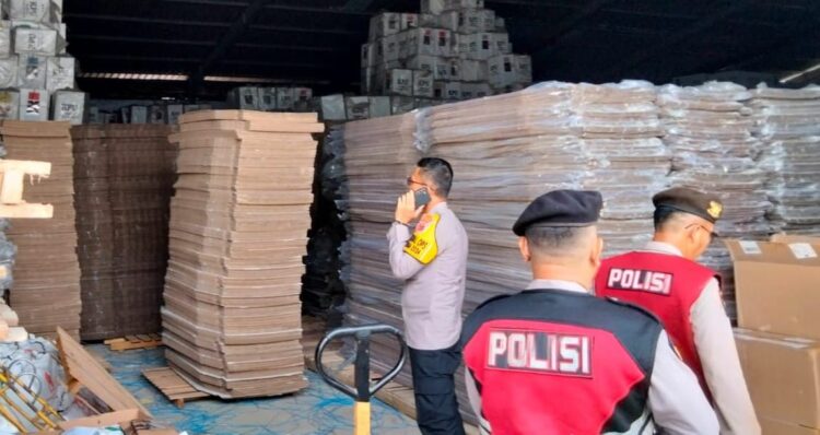 CEK: Kabag Ops Polres Belawan melakukan pengecekan pengaman Gudang KPU  Kota Medan di Medan Deli, Selasa (1/10/2024).(Foto Dok/Polres Belawan)