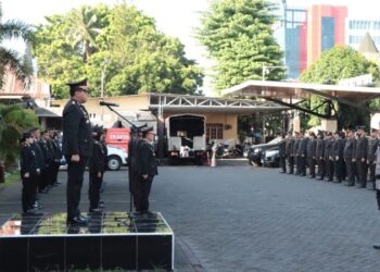 Polresta Manado menggelar upacara peringatan Hari Kesaktian Pancasila dengan penuh khidmat dan semangat kebangsaan. Acara yang dihadiri oleh jajaran kepolisian dilaksanakan di halaman Polresta Manado, Selasa (1/10/2024).