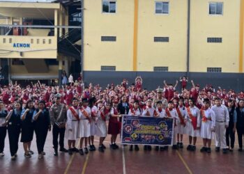 Satlantas Polresta Manado melaksanakan kegiatan edukasi keselamatan lalu lintas di SD Eben Haezar 1 Manado. Kegiatan ini dihadiri oleh tiga personil kepolisian yang dipimpin oleh Kanit Kamsel, Selasa (1/10/2024).