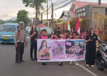 Persekolahan Katholik Sta. Theresia Malalayang melaksanakan kegiatan Jalan Sehat yang diadakan dalam rangka merayakan hari pelindung sekolah, Selasa (1/10/2024).