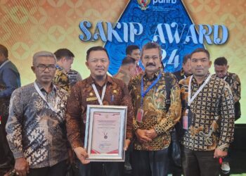 Pejabat Bupati Aceh Utara yang diwakili oleh Kepala Bappeda Drs H Adamy, MPd, menerima secara langsung penghargaan SAKIP Award tersebut, turut didampingi oleh Kabag Organisasi Setdakab Aceh Utara Fuad Cahyadi, SSTP, MSi, Camat Seunuddon Ismohar, SSTP, MSi, dan Camat Sawang Mazinuddin, SSos.