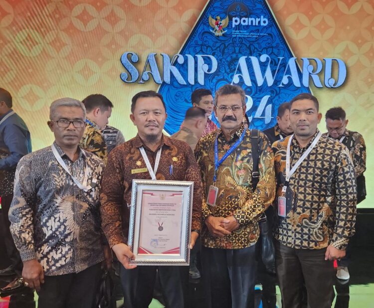 Pejabat Bupati Aceh Utara yang diwakili oleh Kepala Bappeda Drs H Adamy, MPd, menerima secara langsung penghargaan SAKIP Award tersebut, turut didampingi oleh Kabag Organisasi Setdakab Aceh Utara Fuad Cahyadi, SSTP, MSi, Camat Seunuddon Ismohar, SSTP, MSi, dan Camat Sawang Mazinuddin, SSos.
