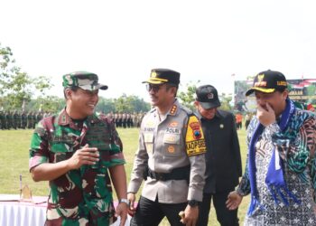 Kapolresta Banyumas Kombes Pol Dr. Ari Wibowo, S.I.K., M.H., menghadiri Upacara Pembukaan TNI Manunggal Membangun Desa atau TMMD Sengkuyung Tahap IV TA. 2024 di lapangan Desa Pandak, Kecamatan Sumpiuh, Rabu (2/10/2024).