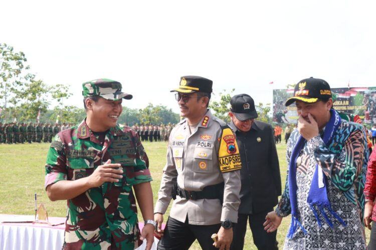 Kapolresta Banyumas Kombes Pol Dr. Ari Wibowo, S.I.K., M.H., menghadiri Upacara Pembukaan TNI Manunggal Membangun Desa atau TMMD Sengkuyung Tahap IV TA. 2024 di lapangan Desa Pandak, Kecamatan Sumpiuh, Rabu (2/10/2024).