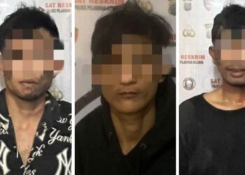 DITANGKAP: Tiga pria bersajam, diduga hendak melakukan tindak kejahatan, diamankan di Mapolres Pelabuhan Belawan, Kamis (3/10/2024), setelah ditangkap dari kawasan Jalan KL Yos Sudarso Belawan.(Foto dok/Polres Belawan)