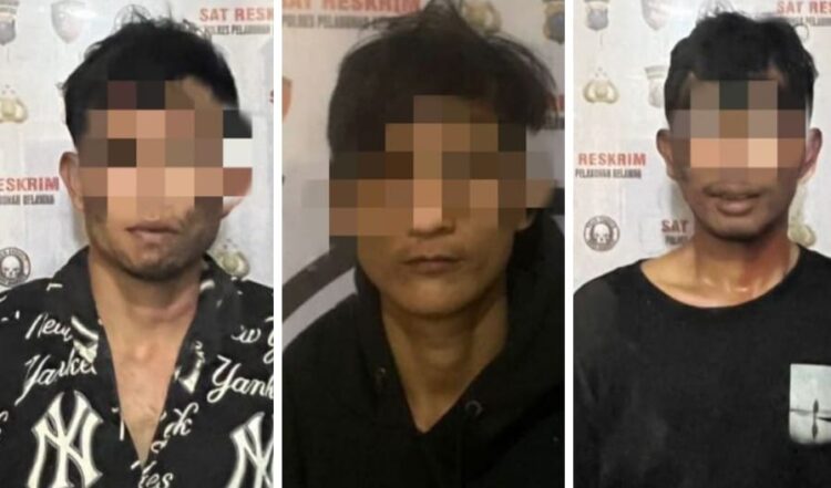 DITANGKAP: Tiga pria bersajam, diduga hendak melakukan tindak kejahatan, diamankan di Mapolres Pelabuhan Belawan, Kamis (3/10/2024), setelah ditangkap dari kawasan Jalan KL Yos Sudarso Belawan.(Foto dok/Polres Belawan)